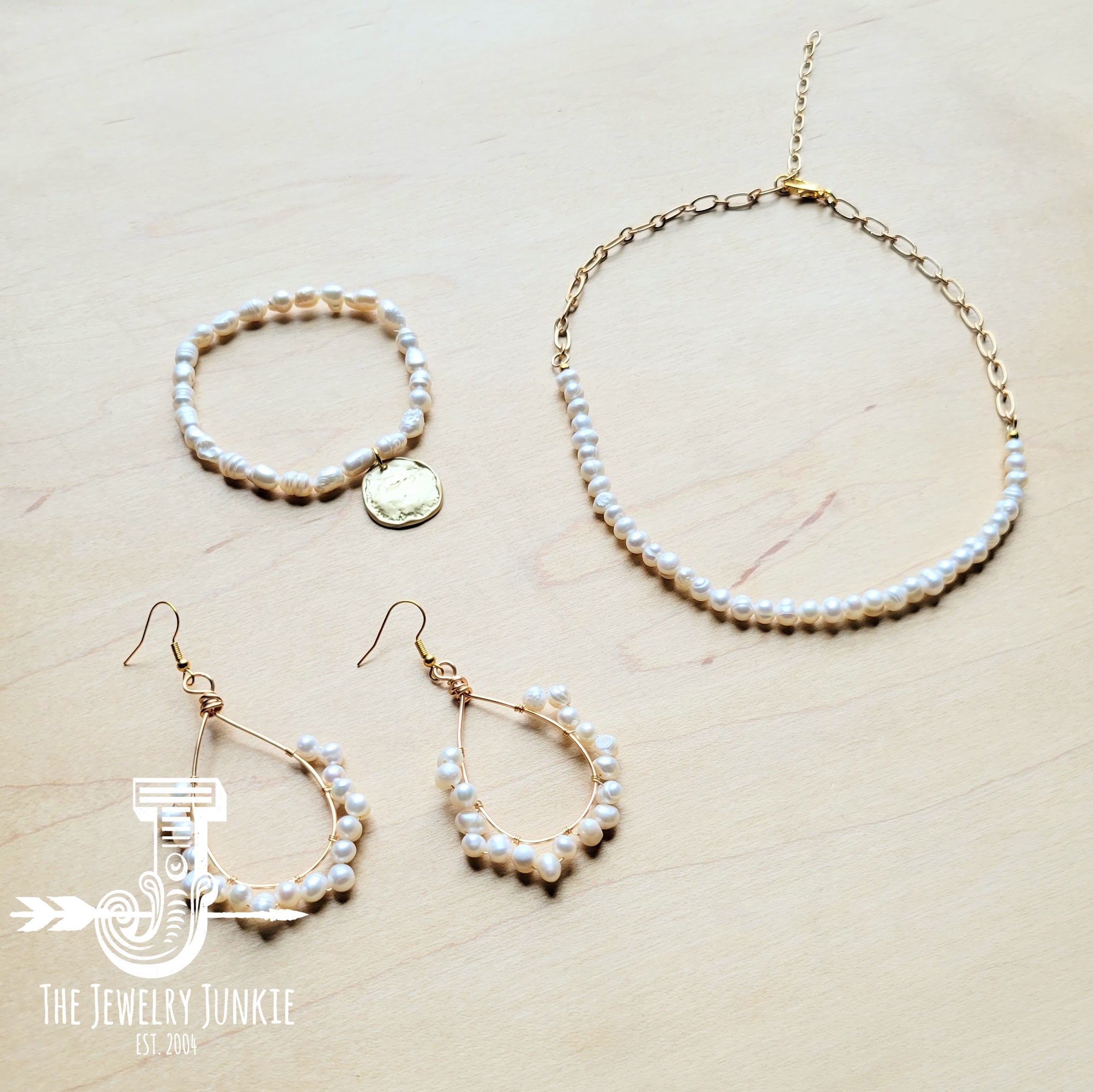 Freshwater Pearl Bracelet with Matte Gold Coin 804m