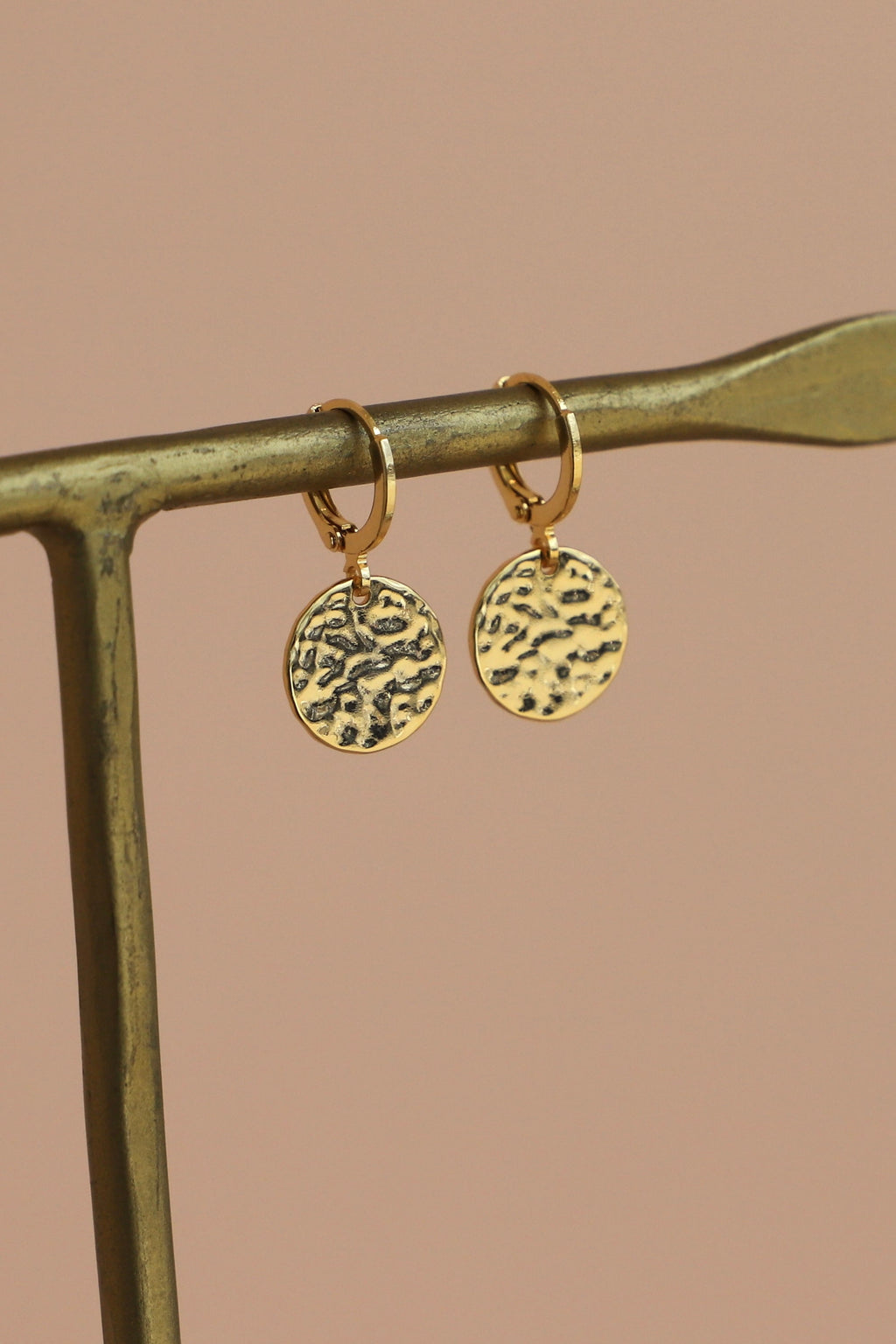 HAMMERED MEDALLION HUGGIES