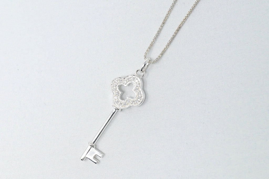 STUNNING Vintage Cz Accented Royal Key Sterling Silver Necklace 16" -