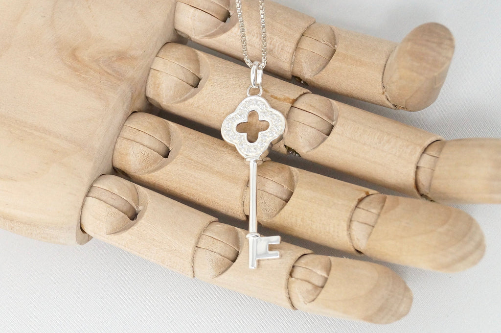 STUNNING Vintage Cz Accented Royal Key Sterling Silver Necklace 16" -