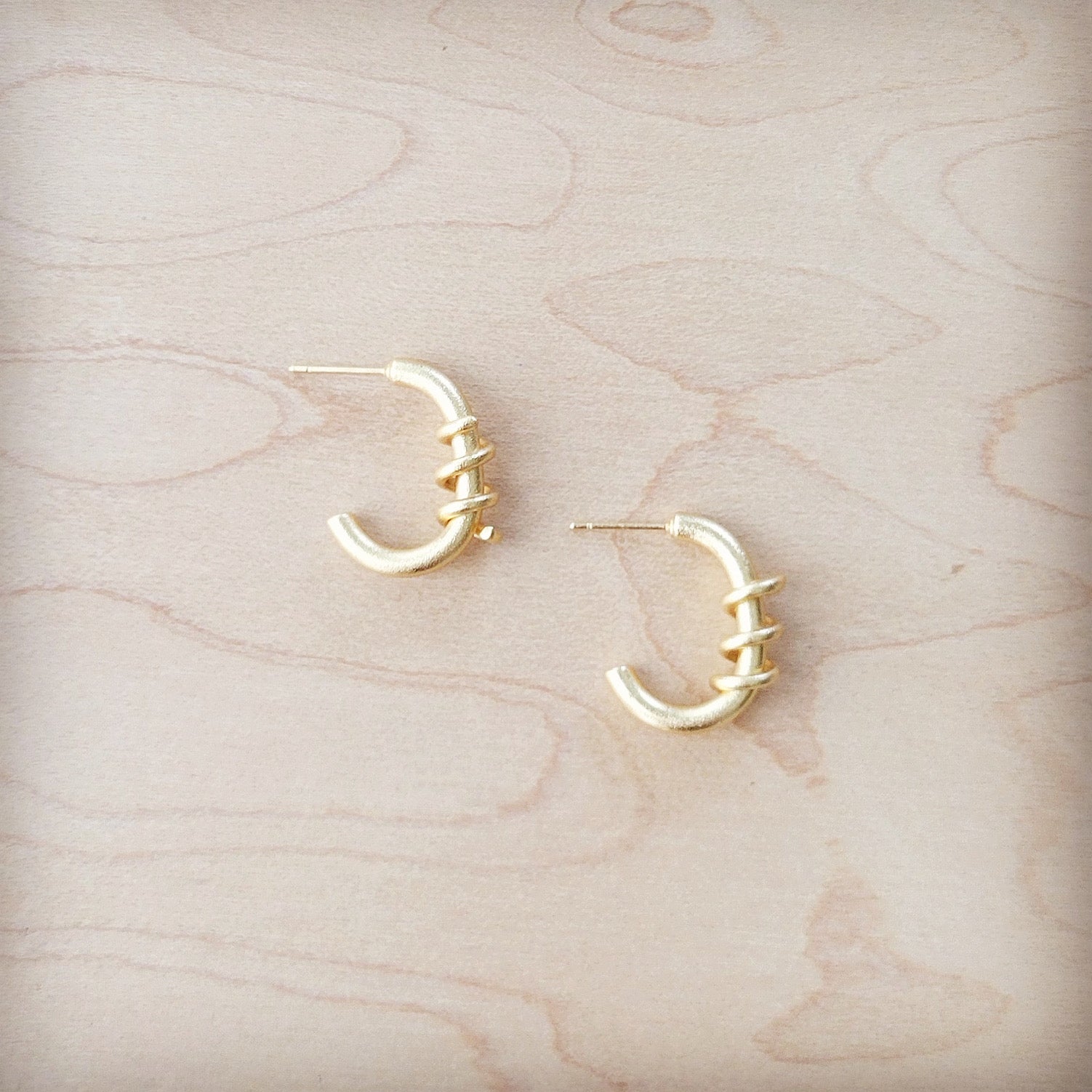 **Matte Gold Hoop Earring w/ Wire Wrapping 200i