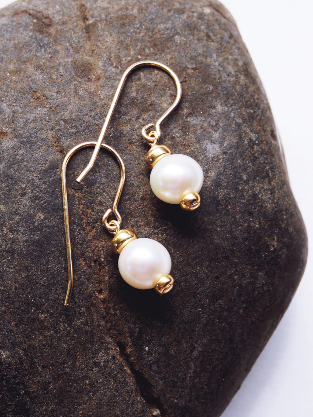 White Round Freshwater Pearl Earrings - Gold Aheahe