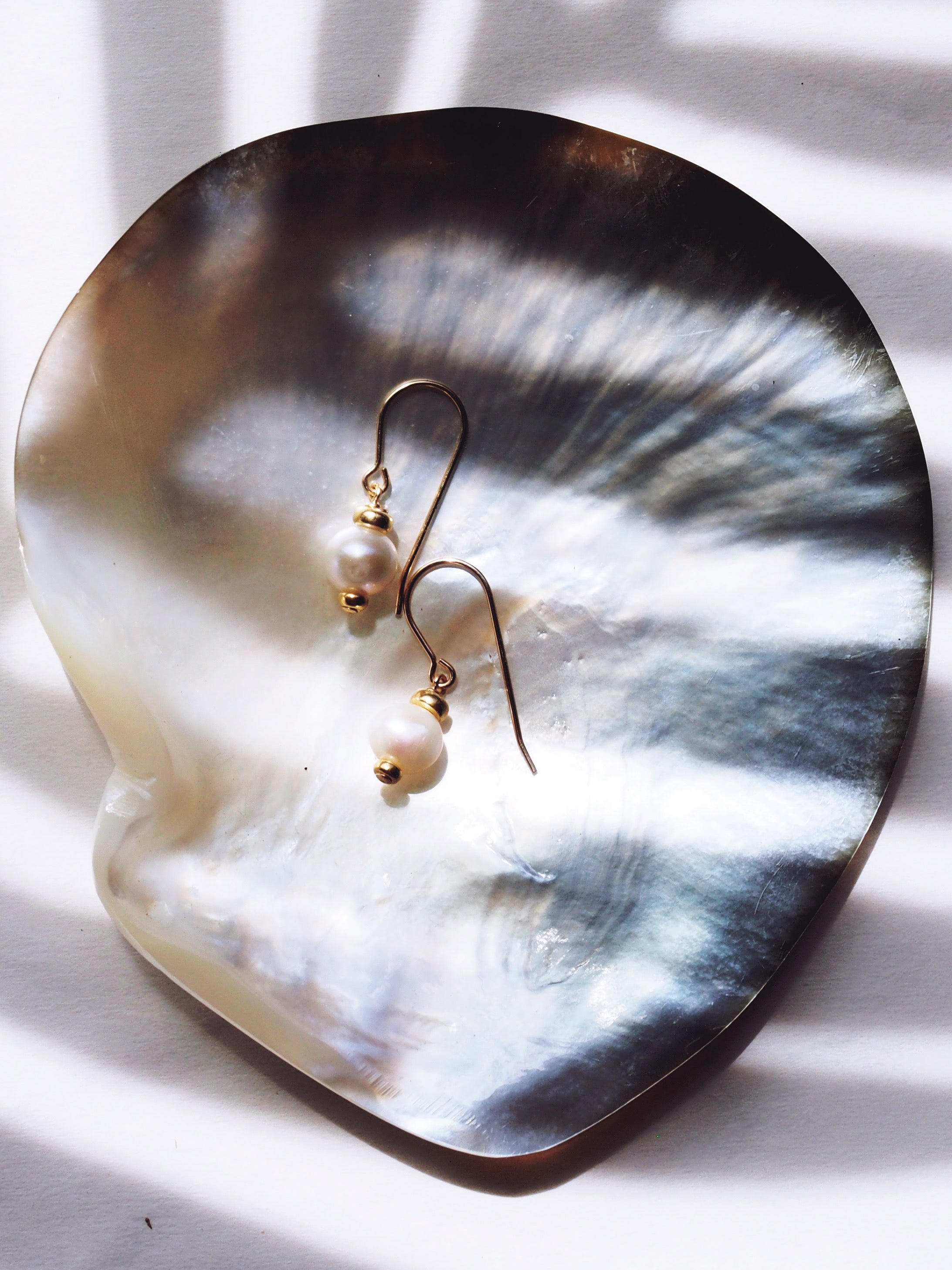 White Round Freshwater Pearl Earrings - Gold Aheahe