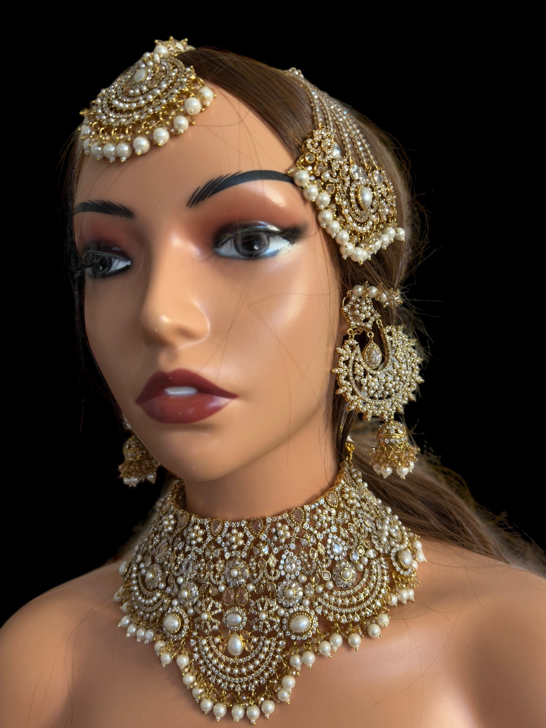 BR494 Marzia bridal set in pearls ( SHIPS IN 3 WEEKS )