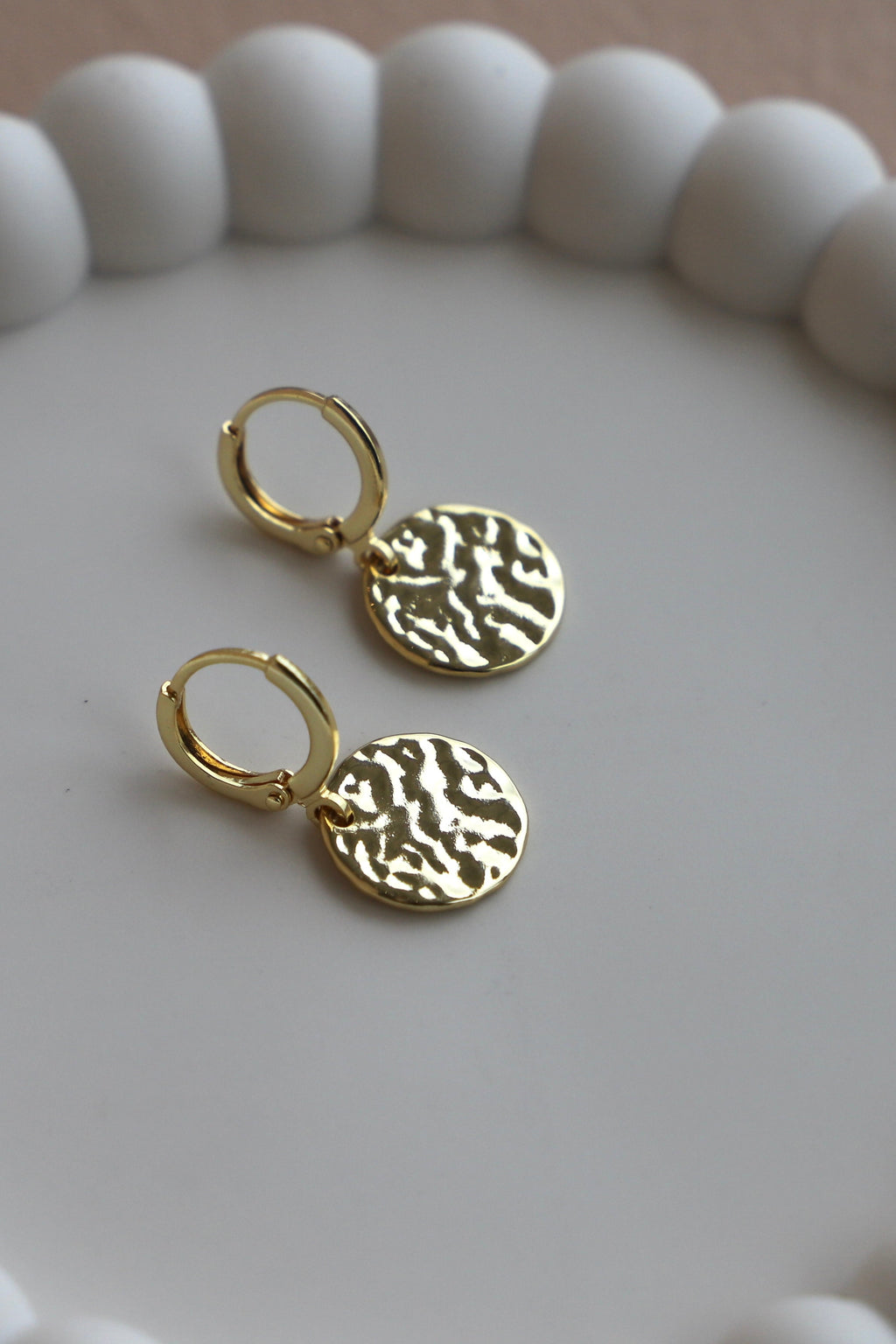 HAMMERED MEDALLION HUGGIES