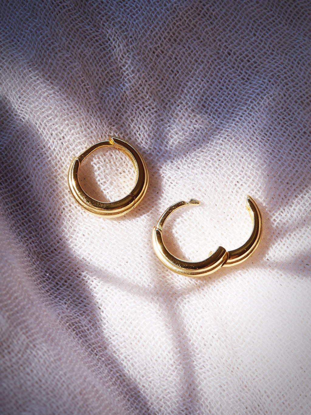 Mini Stepped Huggie Hoop Earrings - Kaiaka