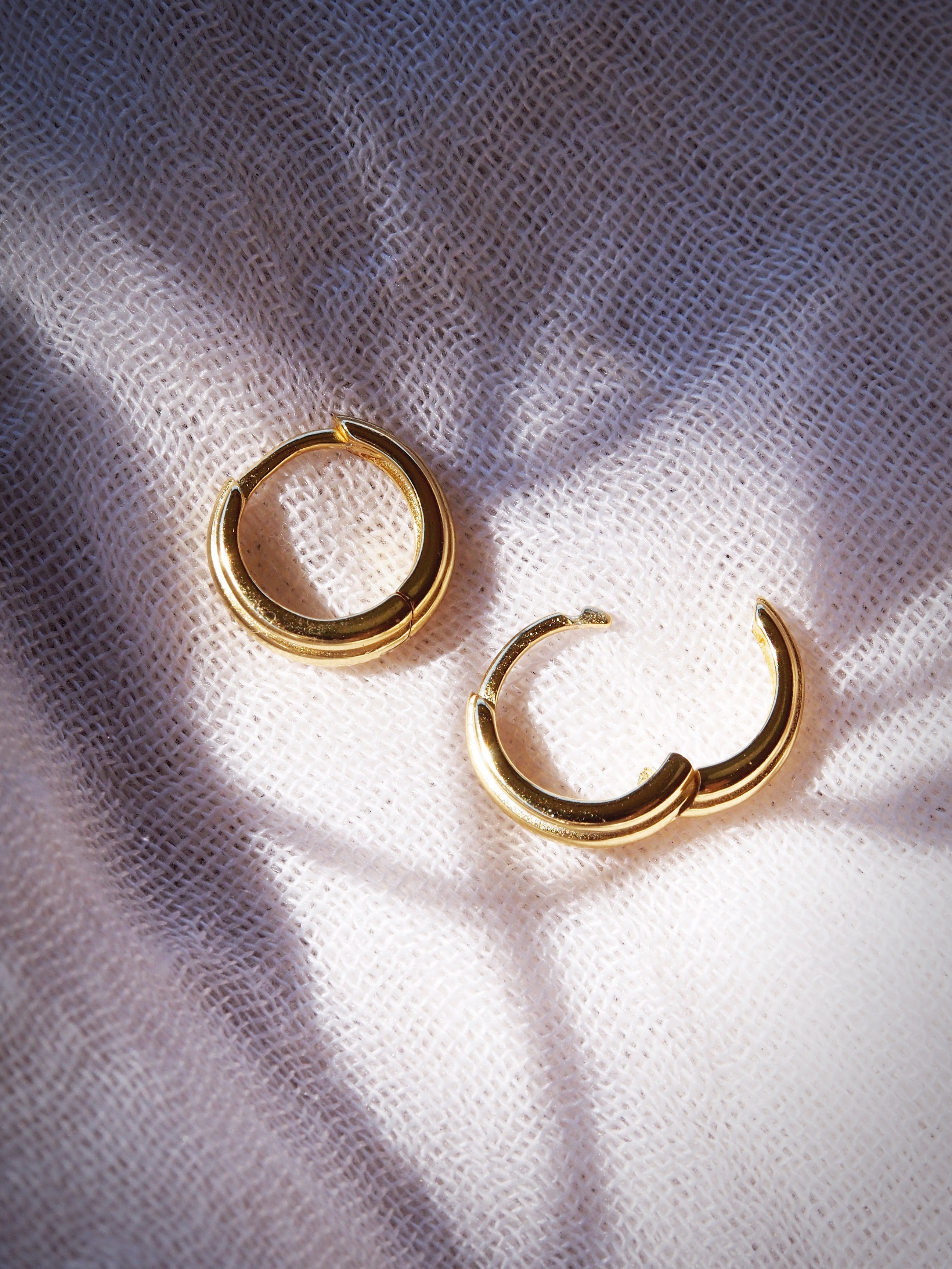 Mini Stepped Huggie Hoop Earrings - Kaiaka