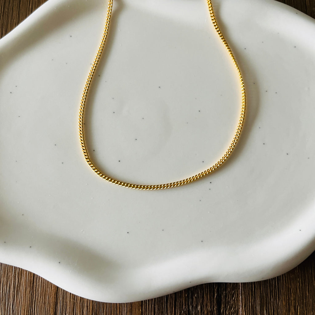 CURB CHAIN CHOKER NECKLACE