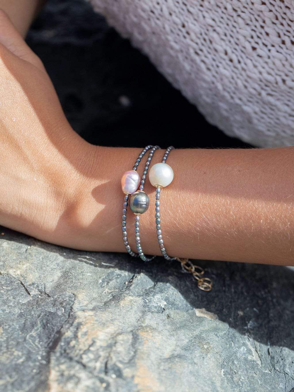 White Baroque Peacock Pearl Bead Bracelet - Gold Kaimalie