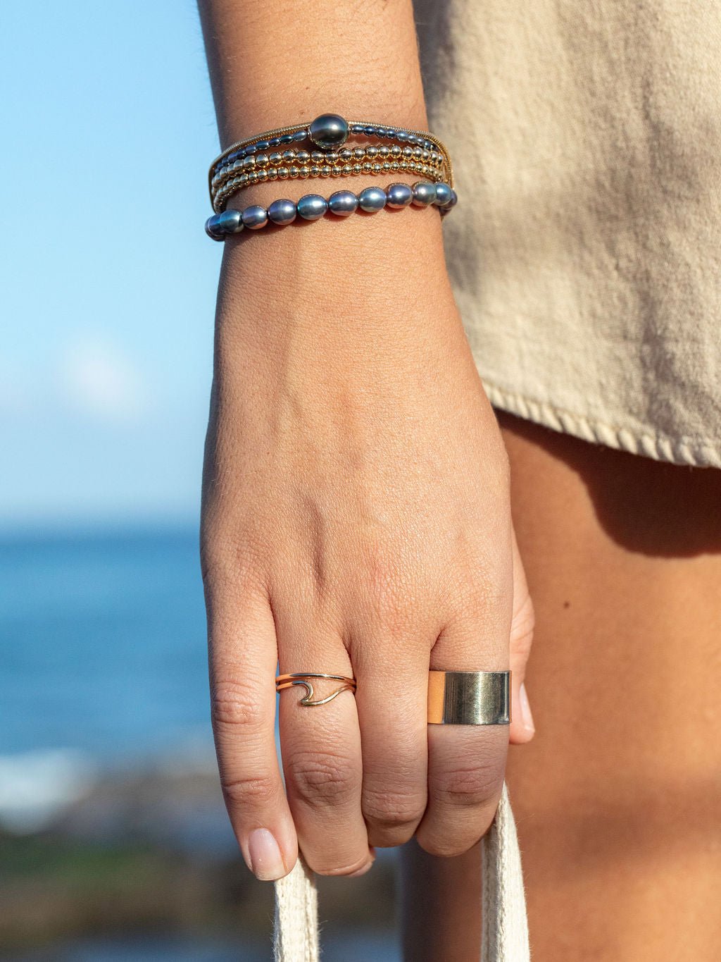 Peacock Pearl Bracelet with Adjustable Gold Chain - Keilani