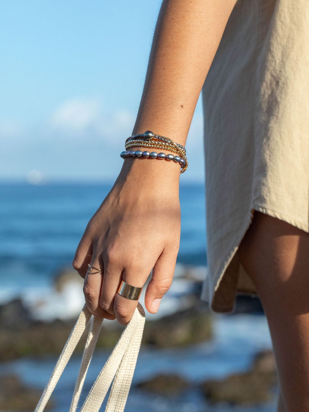 Peacock Pearl Bracelet with Adjustable Gold Chain - Keilani