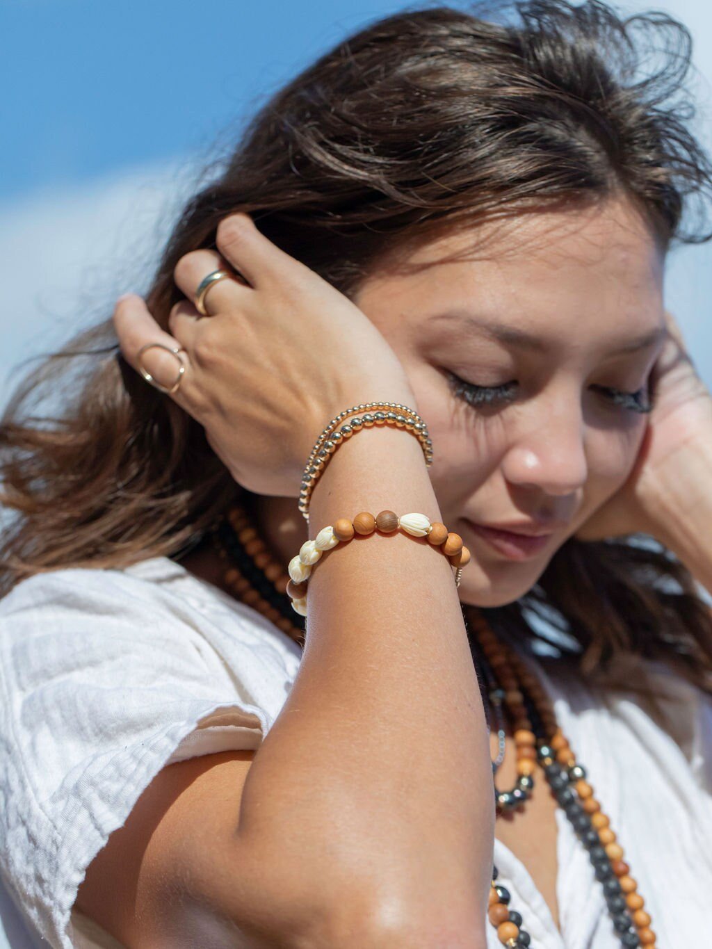 Sandalwood Pikake Flower Bead Bracelet - Hakumele