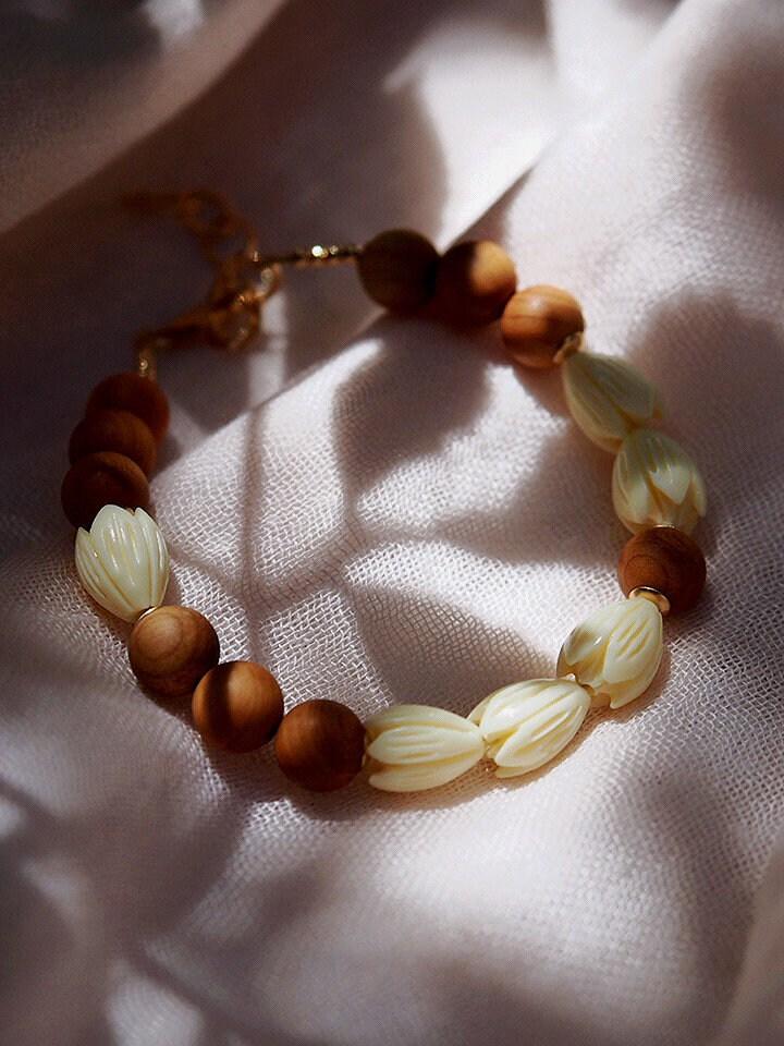 Sandalwood Pikake Flower Bead Bracelet - Hakumele