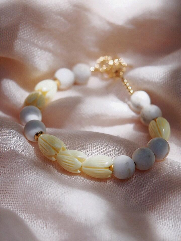 White Turquoise Pikake Flower Bead Bracelet - Hakumele